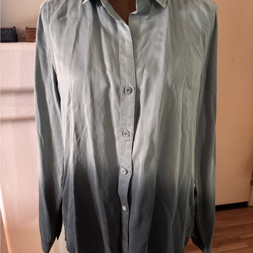 Anthropologie Cloth and Stone Ombre Gradient blue grey charcoal shirt size M.